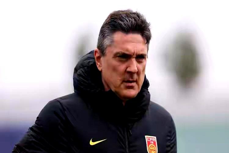 安东尼奥没玩，就是把中国队的底牌翻给对手看：我就蹲坑，你来攻。三场零封，