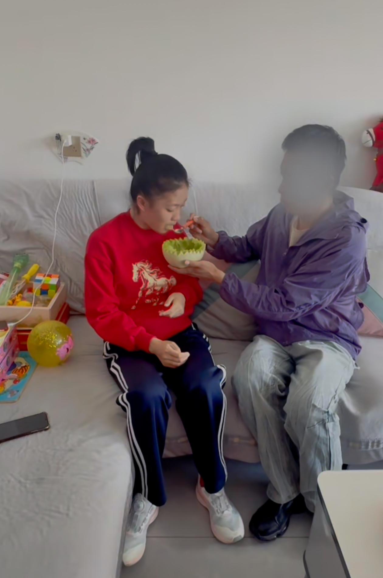 自闭症女孩多年不管不问的父亲终于回来了，孩子躁动的情绪神奇的被安抚，你说这去哪说