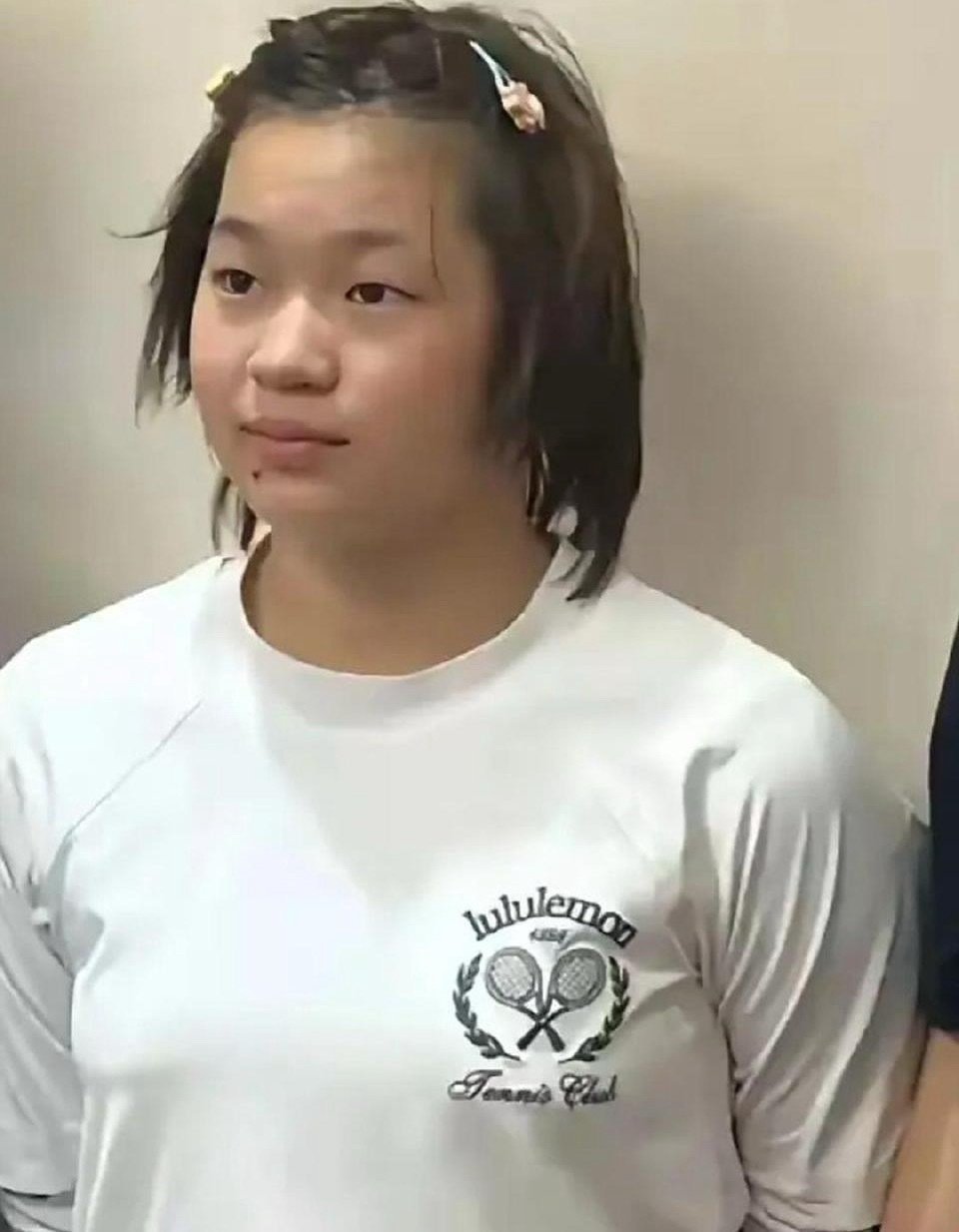 我妈看见全红婵这张照片，她跟我说，怎么胖成这样了？她怀疑有人给她做局了，给她吃了