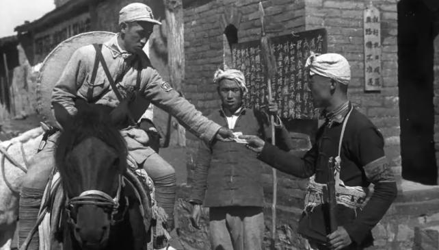 1940年，地下党员被俘，汉奸不由分说，把他吊起来就打，过了不久，地下党员的“招