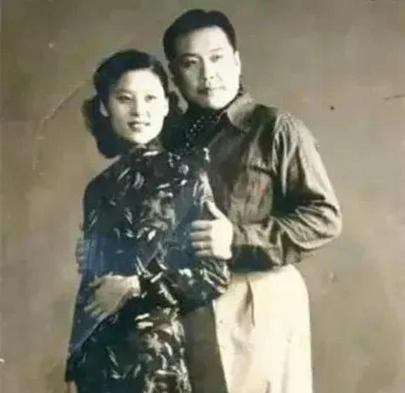 1936年，21岁袁祜祯和18岁的曹士岳大婚。洞房过后，曹士岳发现新娘不是完璧之