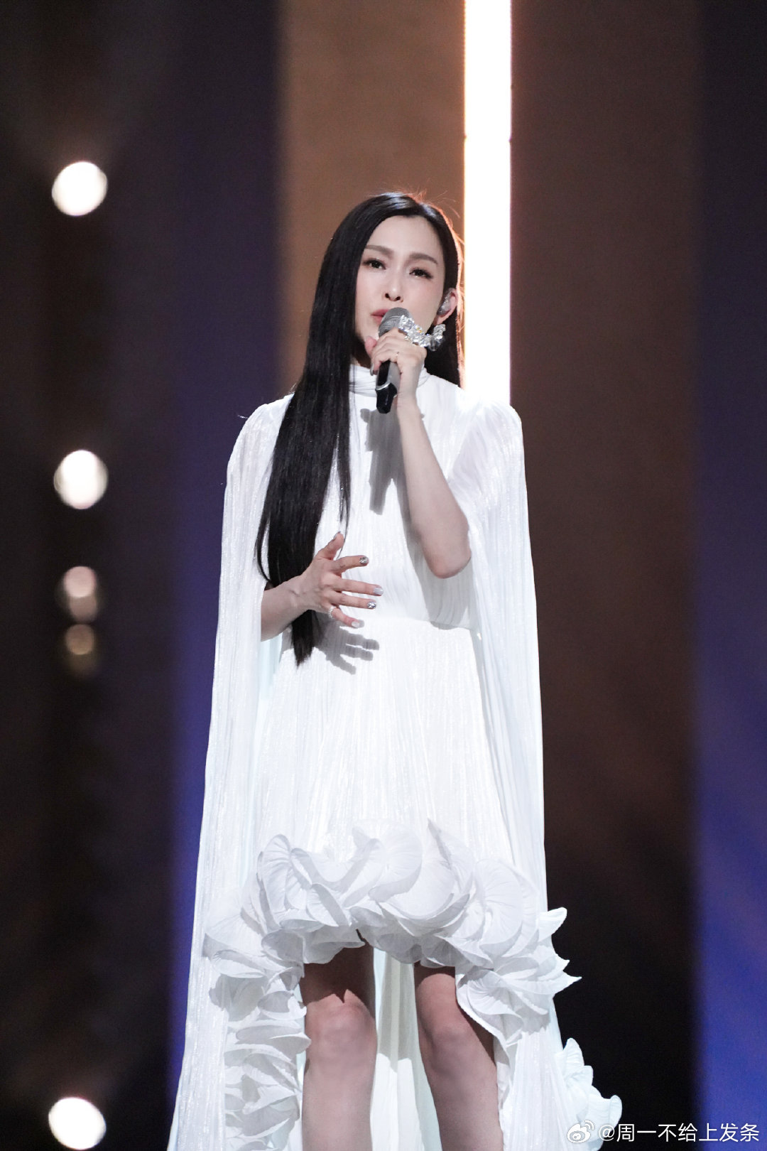 浪姐初舞台剧照姐姐们风格化舞台造型超吸睛！安崎、何宣林红黑气场拉满，曾沛慈清新