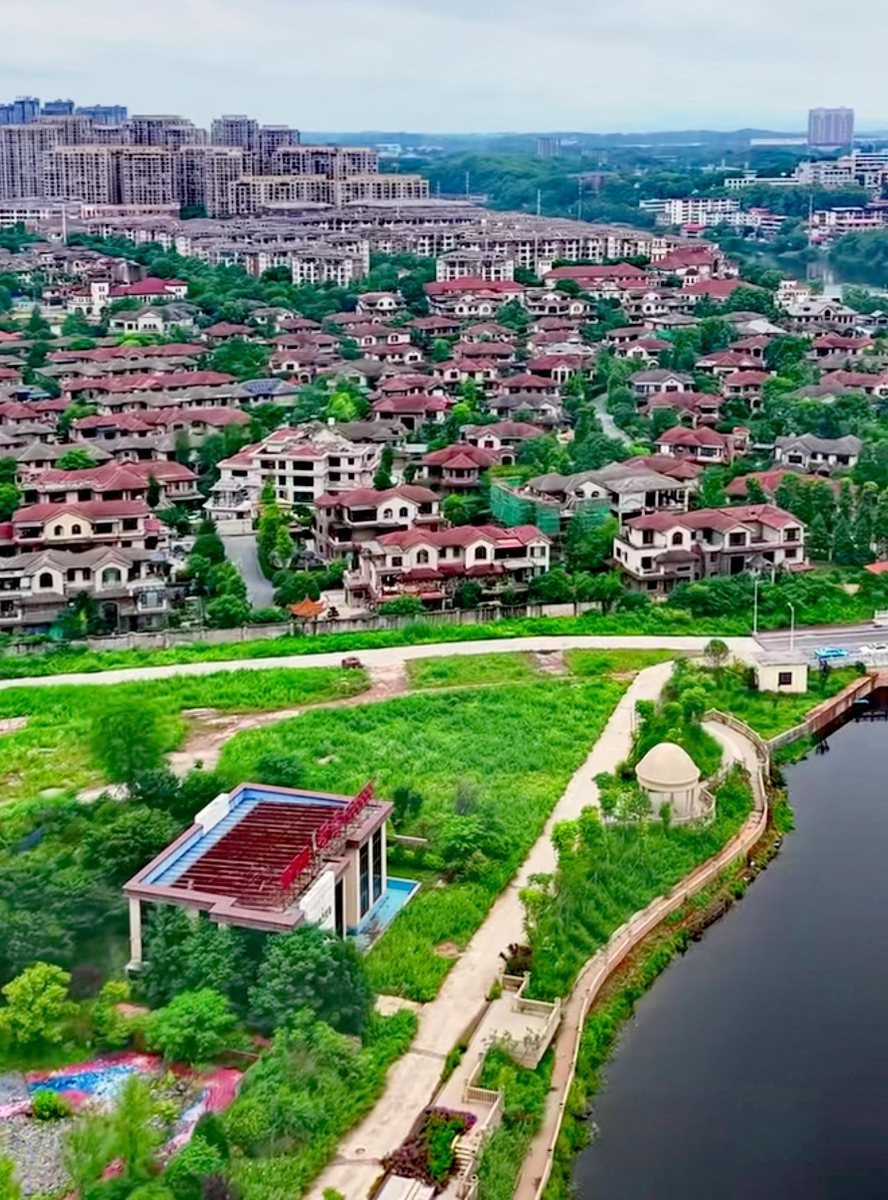 衡阳这个雁栖湖，建的也太到位了吧！这么低的地形，也敢把房子建在这个河道边，难道不