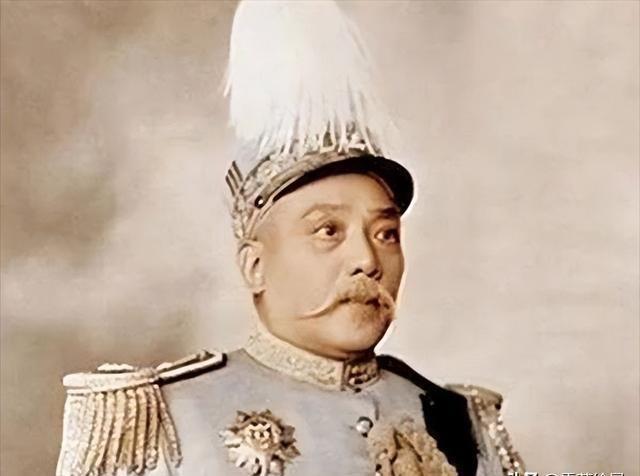 据袁世凯贴身侍卫陶树德回忆：袁世凯每天5点起床后，先喝鸡汤、牛肉汤开胃；7点左右