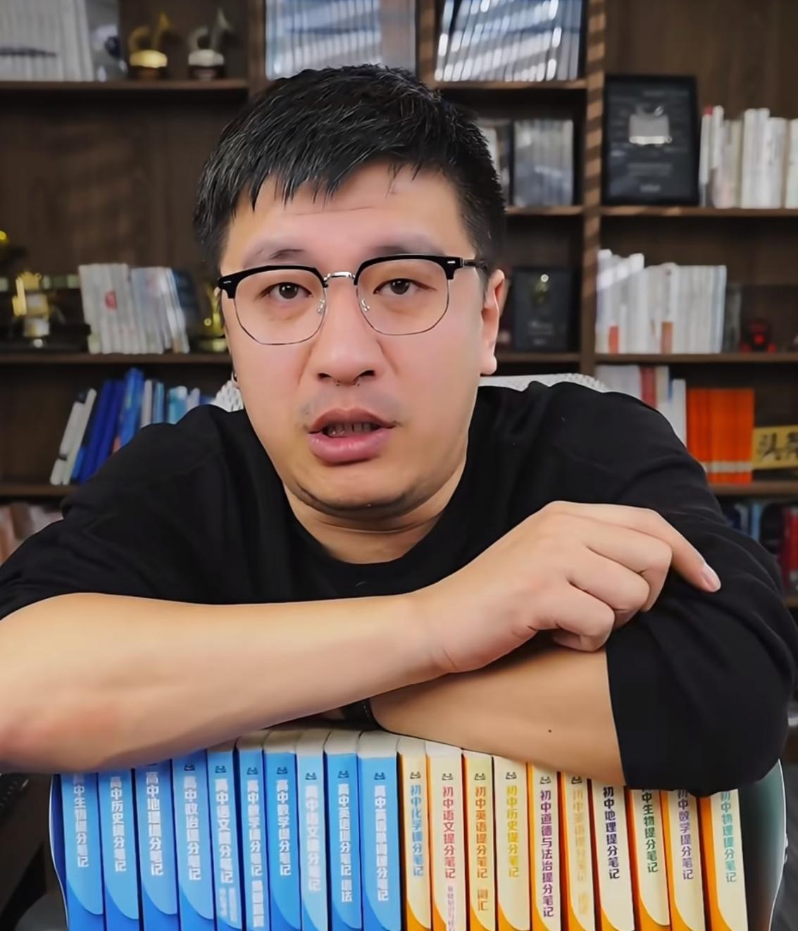 张雪峰的消息来得并不突然，其实早两天在直播间就有人看出端倪。当时，晚上9