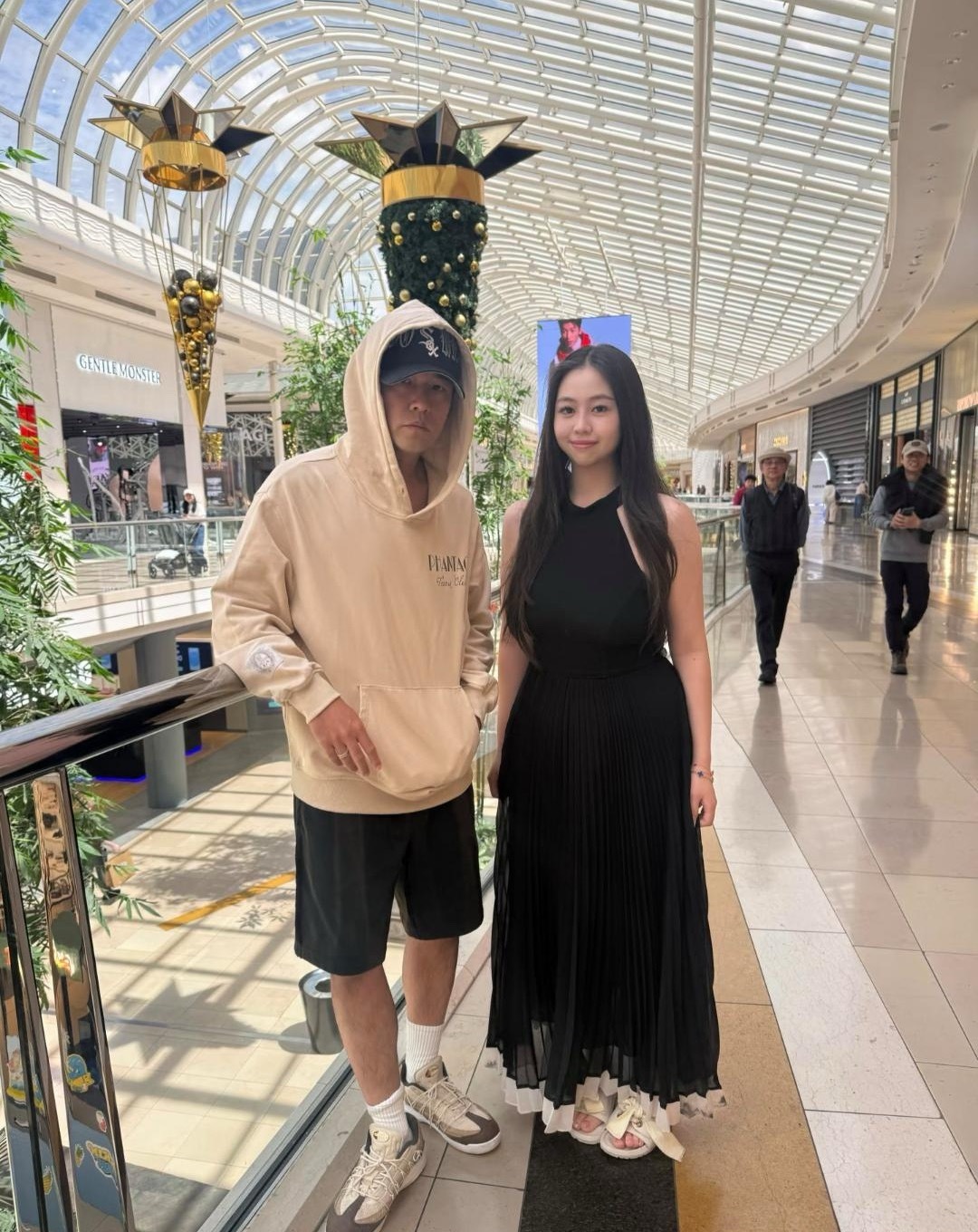 46岁周杰伦在墨尔本一家商场购物，他的穿衣打扮时尚，皮肤黝黑，面容苍老憔悴，整个