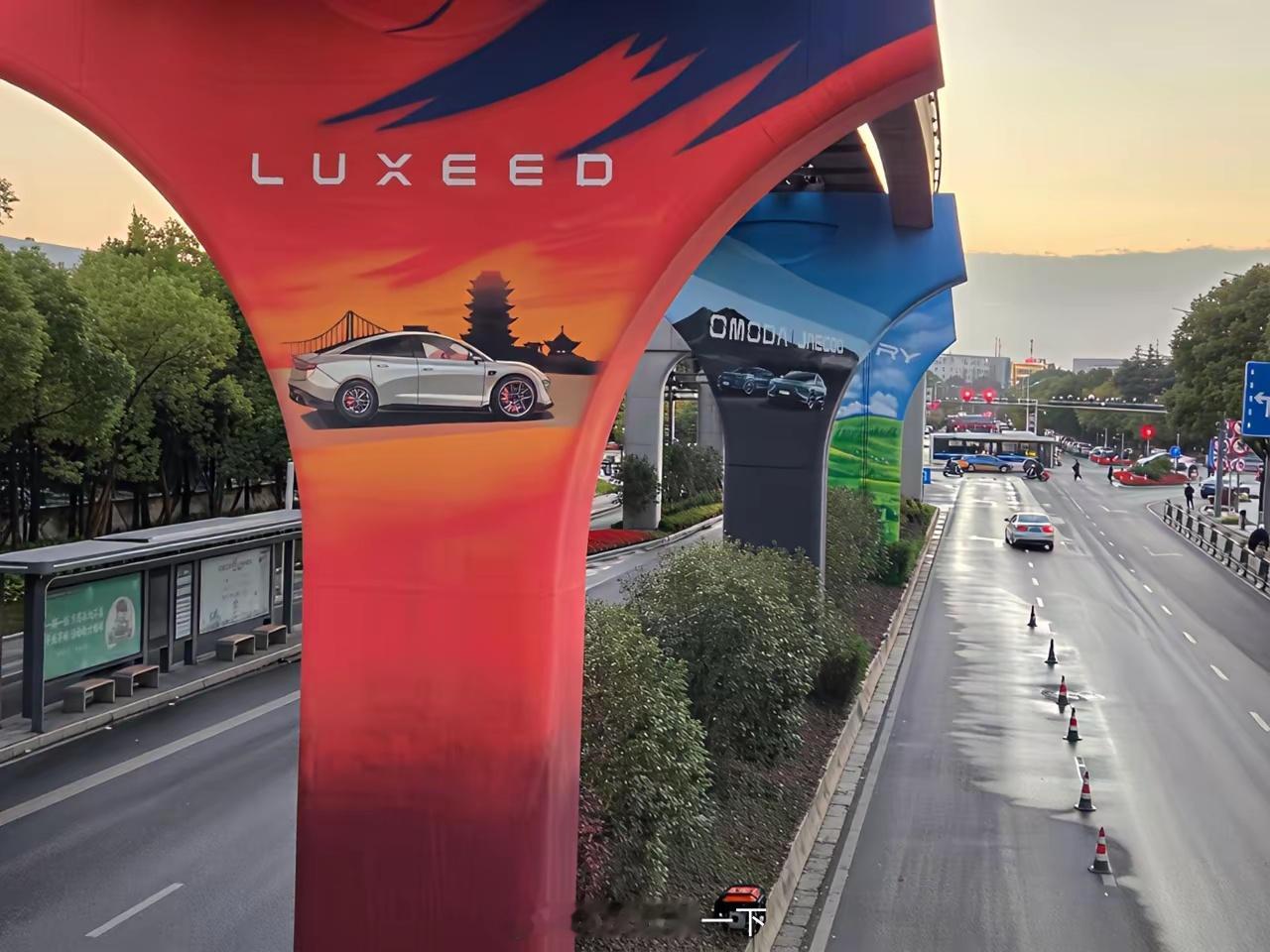 芜湖不愧是奇瑞的大本营，在轻轨上都是奇瑞pp的涂鸦，智界也非常醒目