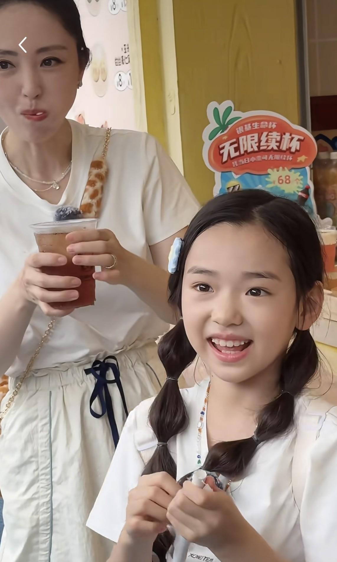 董璇的女儿小酒窝以后肯定要进演艺圈。小女孩有表演欲，见着人也是落落大方。她总是