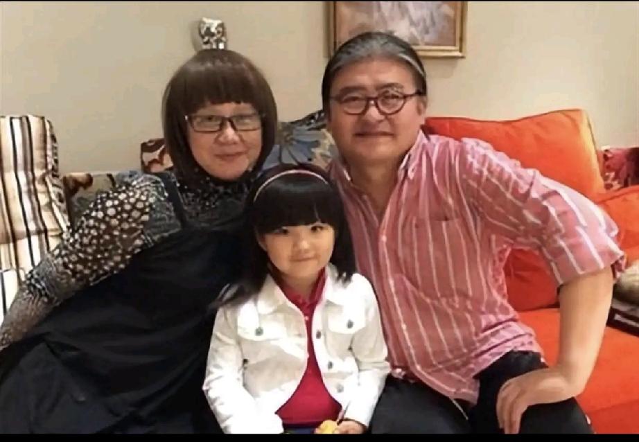王诗龄和刘欢夫妇长的好有一家相。胖胖的刘欢大概很喜欢一样胖的可爱的王诗龄，因为