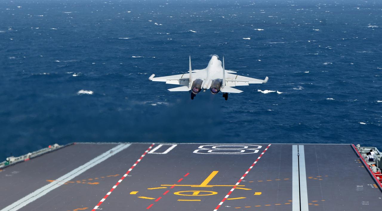 一舰四弹，单独给歼15DT来张壁纸。反正我是要换上这张跨年了。（摄影：高泽明）加