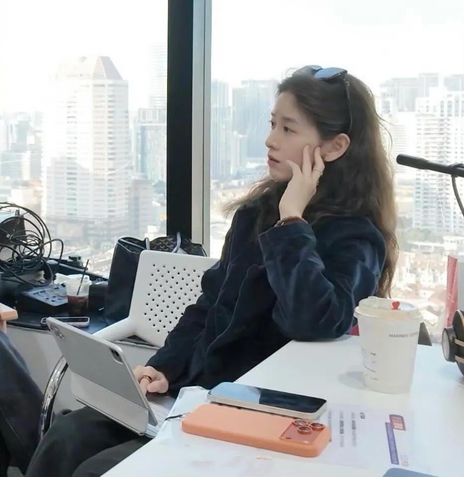 京东老板娘章泽天也太拼了，一大早素颜开会拼事业。如果你有这样的老板你觉得怎样