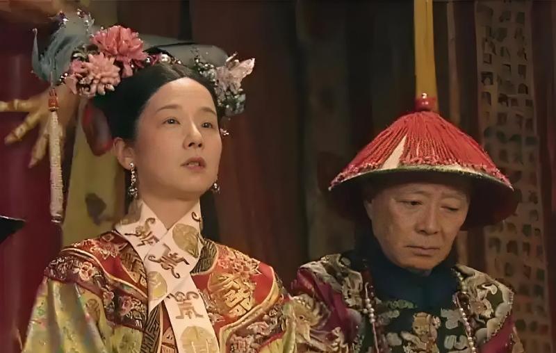 慈禧每次沐浴后，只留下李莲英一人侍奉，室内不时传来疼痛的呼声。这声声痛呼