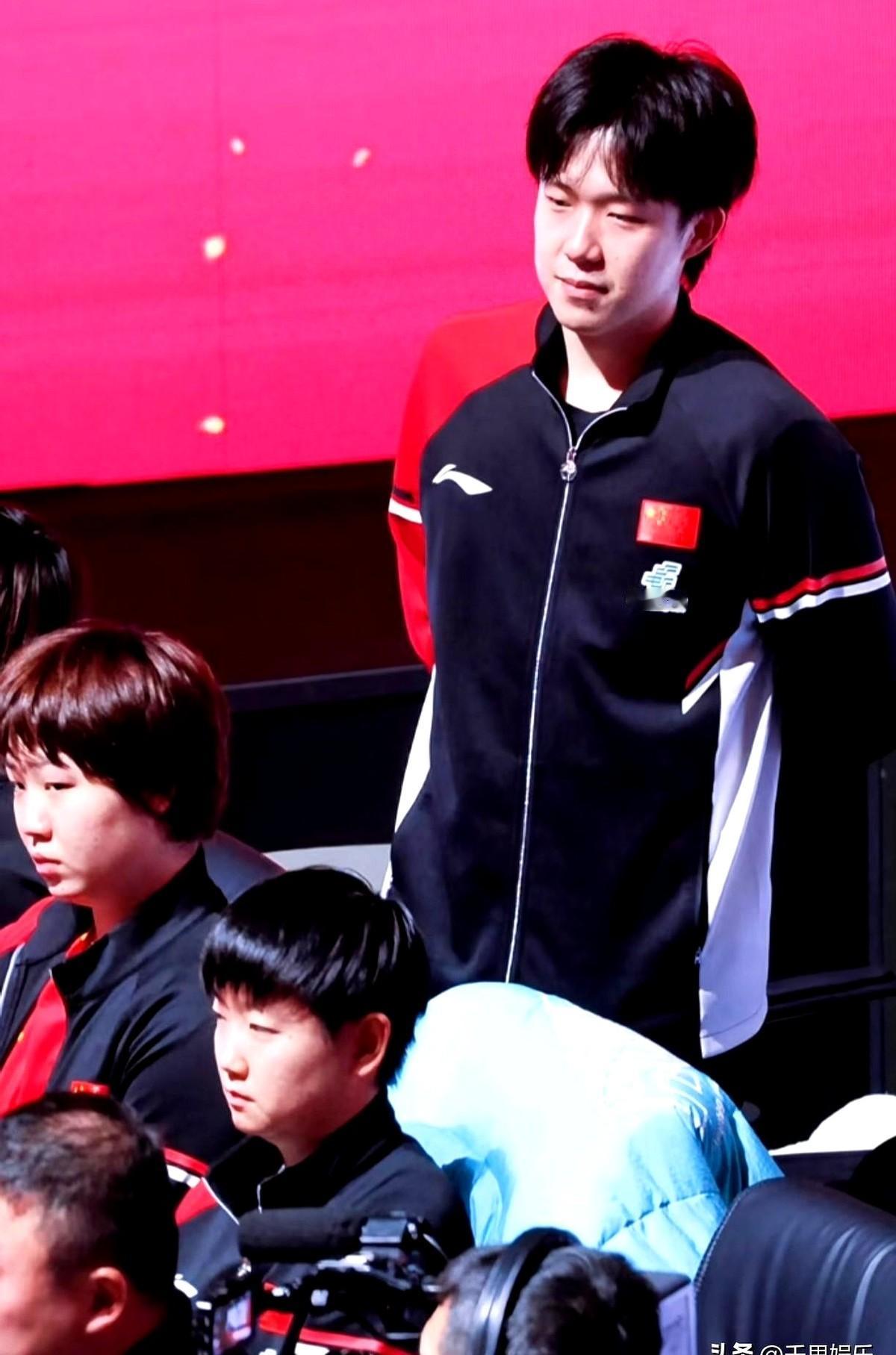 王楚钦亲椅子这事，真不是洁癖那么简单。网上视频一出，2亿人围观，都在猜他为啥