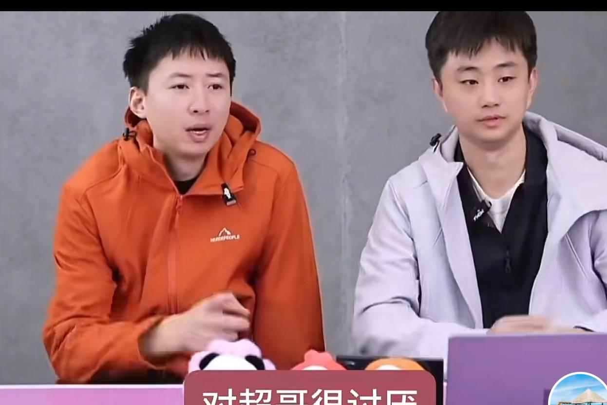 方博一次在直播间调侃张超还挺搞笑！有人问擦汗时两人能说话不？方博说：一般人都
