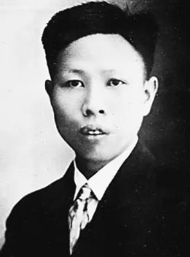 1950年，北京饭店门口，来了个穿得破破烂烂的妇女，身边还牵着个小姑娘，她站在门