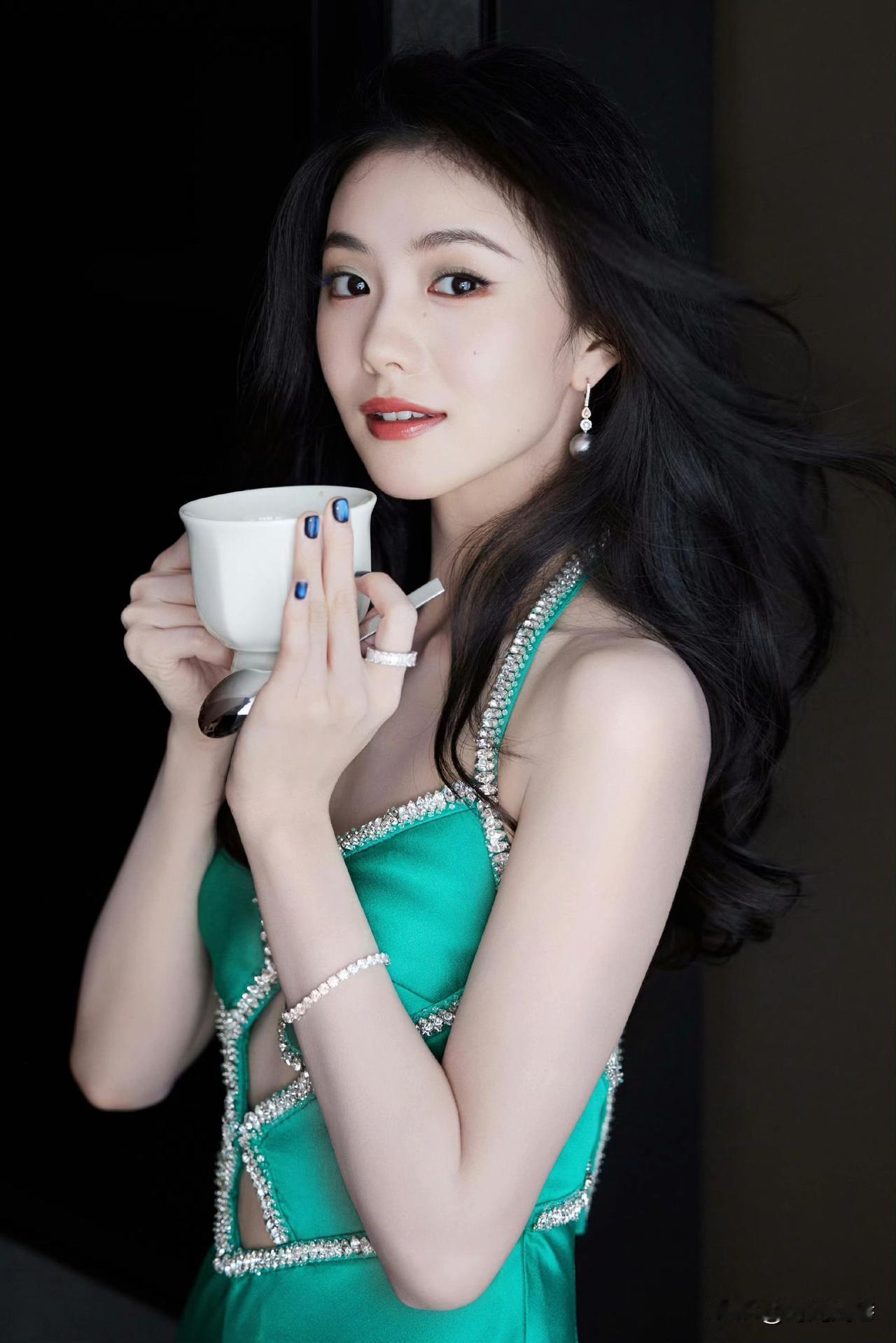 刘浩存美照，妆容精致，笑容如春风般甜美！皮肤白的发光，美的如此赏心悦目！