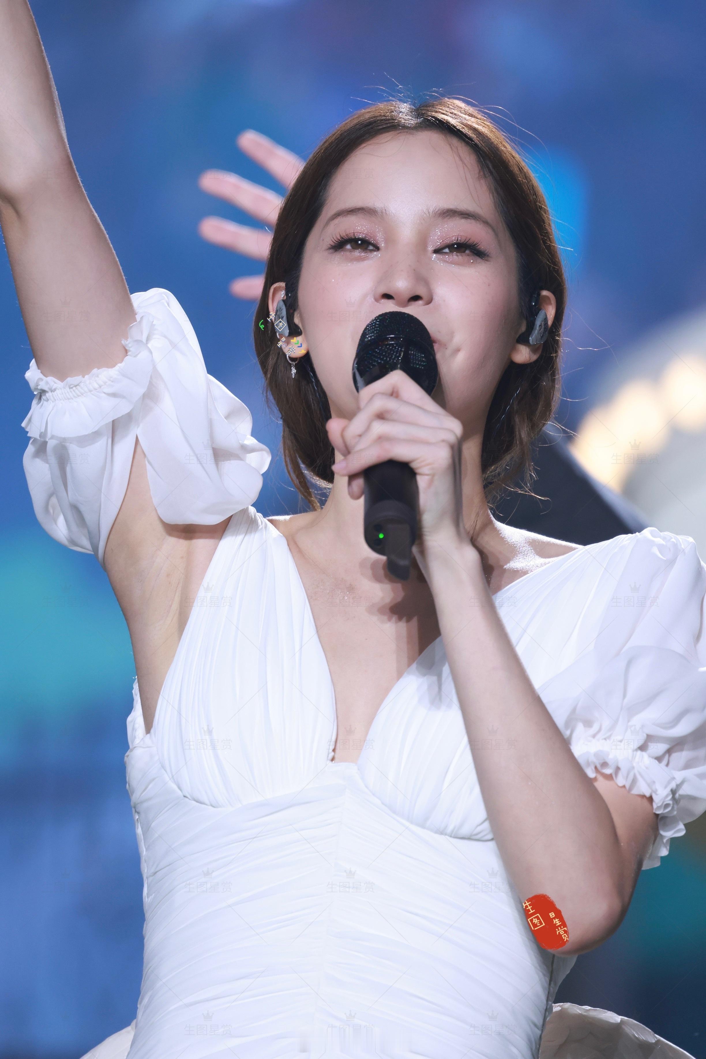 娜娜演唱会第二套look，白裙仙飘🫧欧阳娜娜Playlist嘉年华演唱会​​