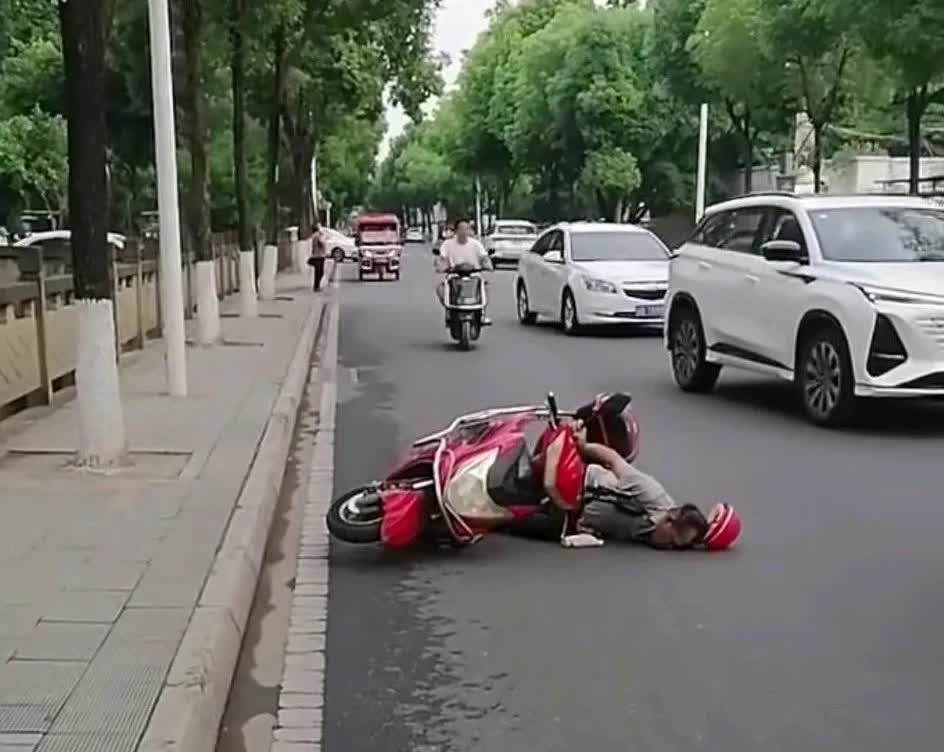 为什么都不敢扶摔倒的老人呢？瞧瞧处理这种问题的6大选项吧：1、好心去扶，