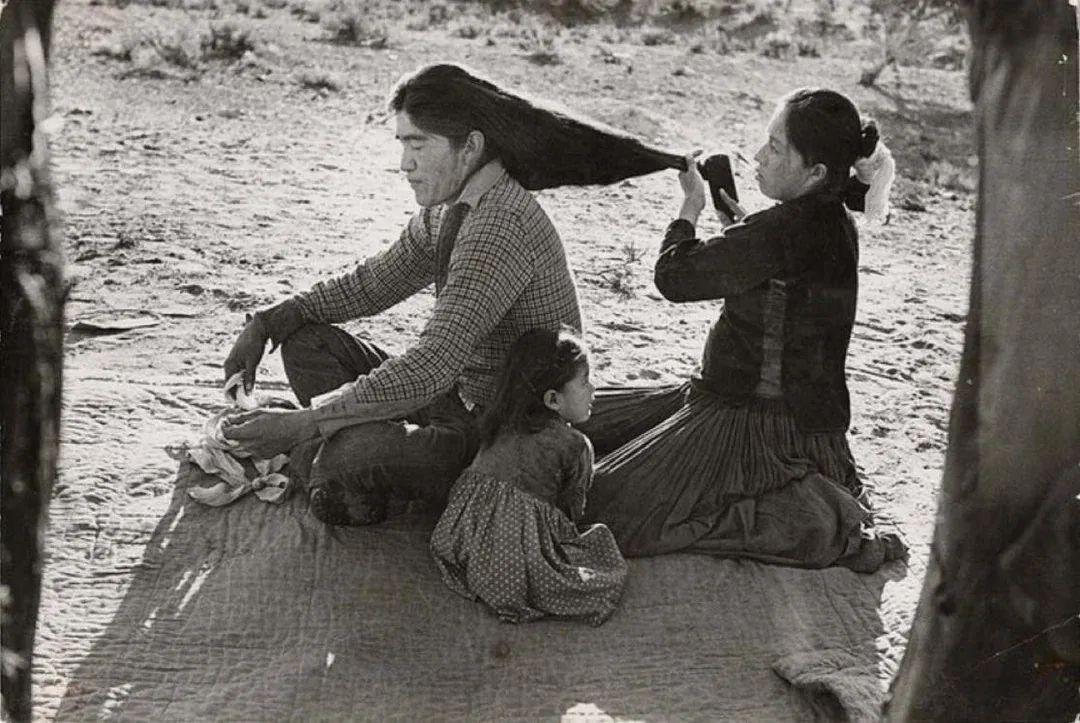 这是1948年摄影师LeonardMcCombe在亚利桑那州纳瓦霍族保留地拍摄