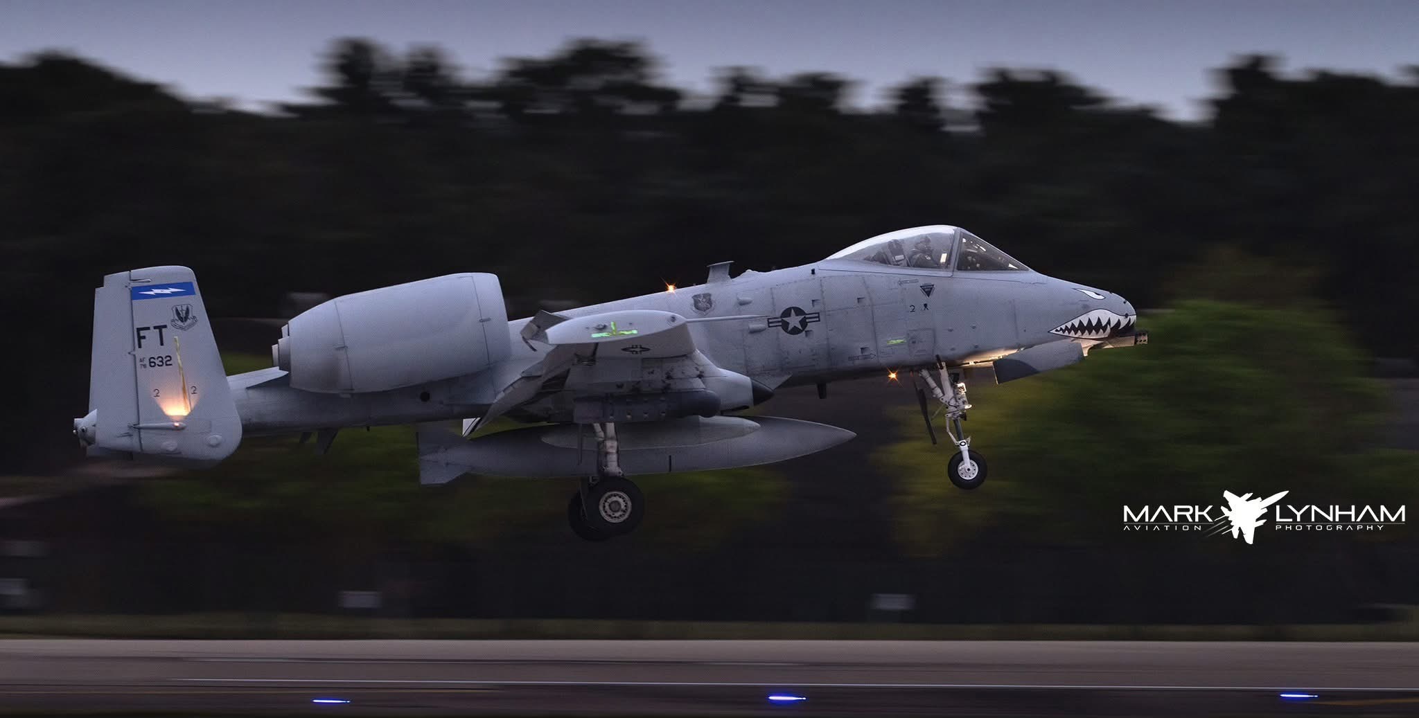 莱肯希斯基地（LN）上空的疣猪美国空军第23“飞虎”联队第74“飞虎”战斗机中