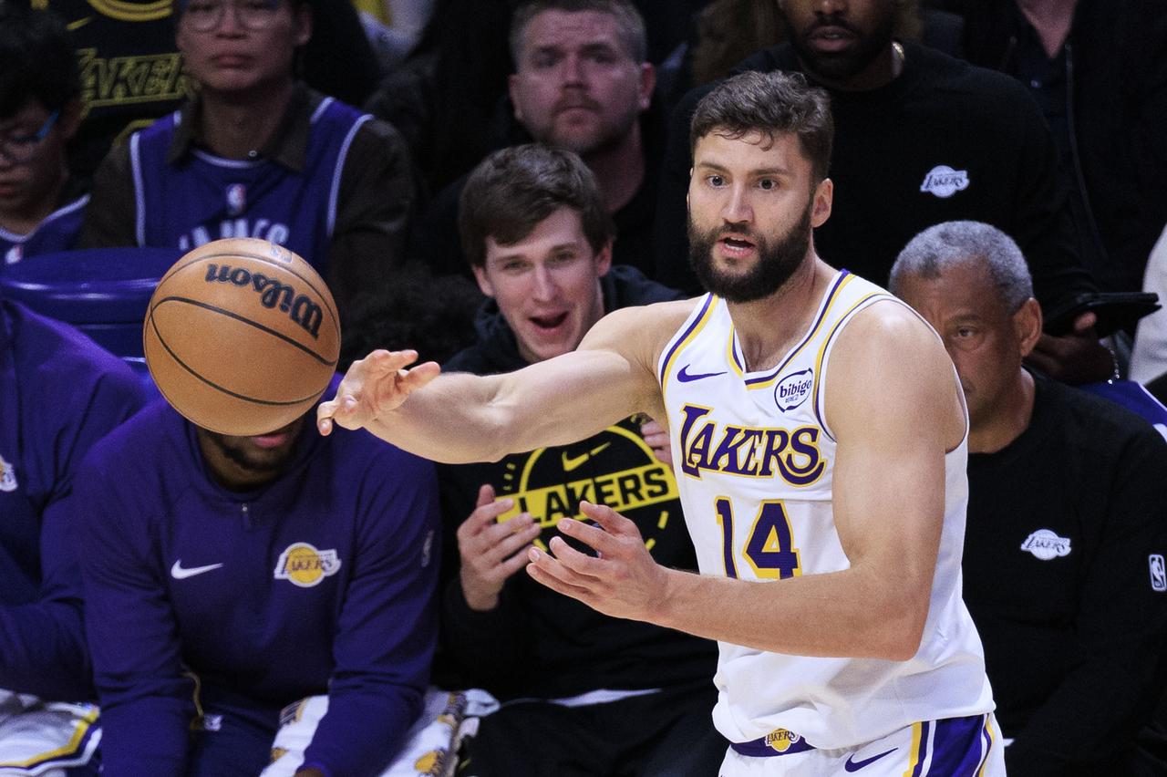 湖人“三大中锋”的效率：克勒贝尔在场，艾顿/海斯下场时：净效率+7.8艾