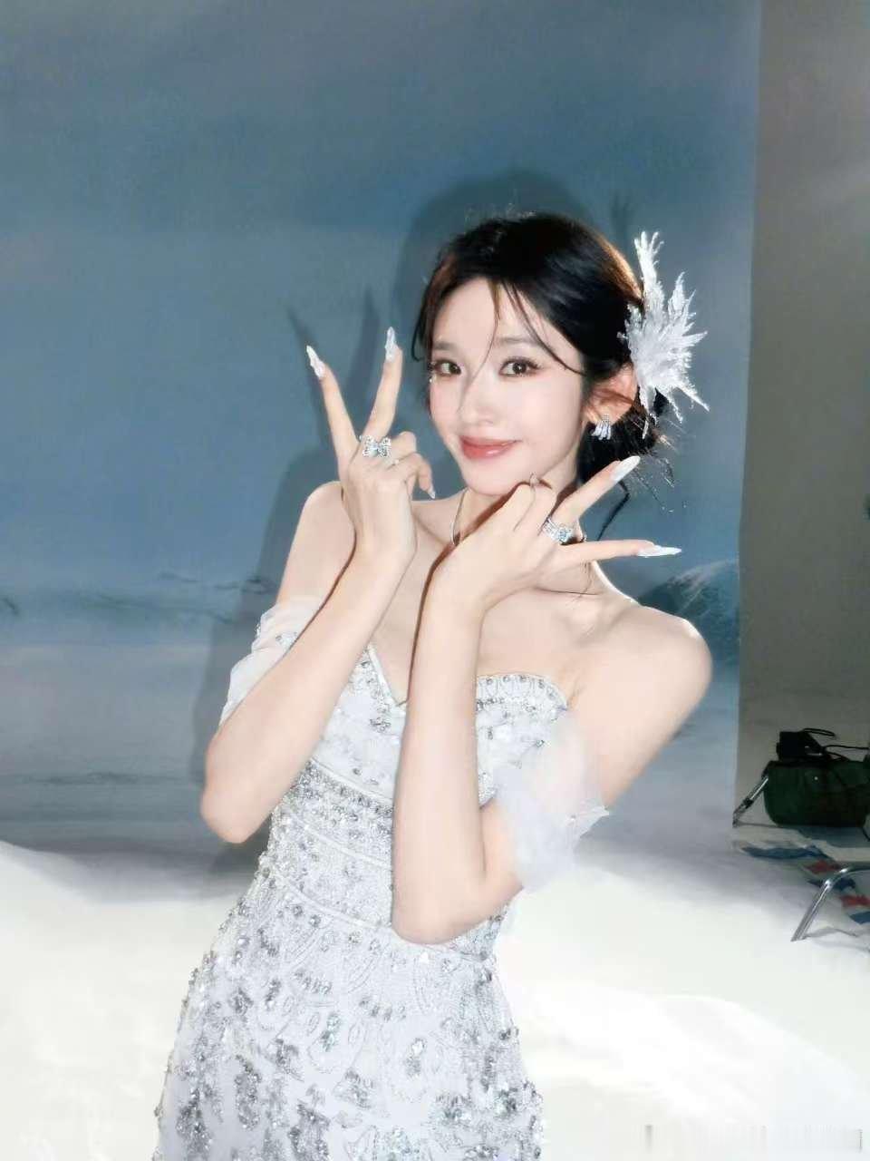 唐艺昕婚纱造型冰雪奇缘真人版！唐艺昕的婚纱造型美成了冬日传说。