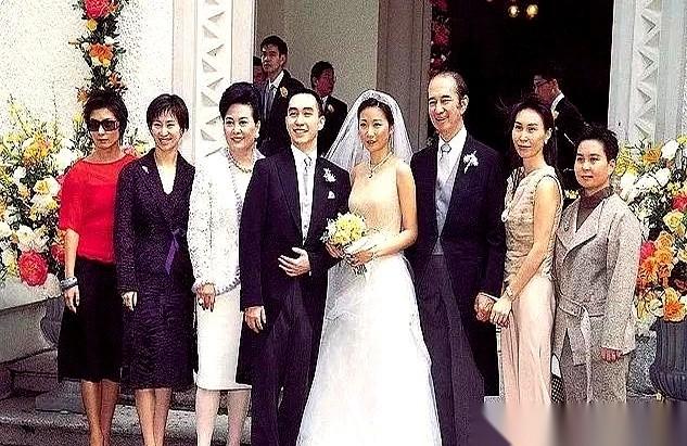 他叫何猷龙，赌王二太蓝琼缨的独子。婚礼上，赌王何鸿燊的嘴角几乎咧到耳根，对着镜