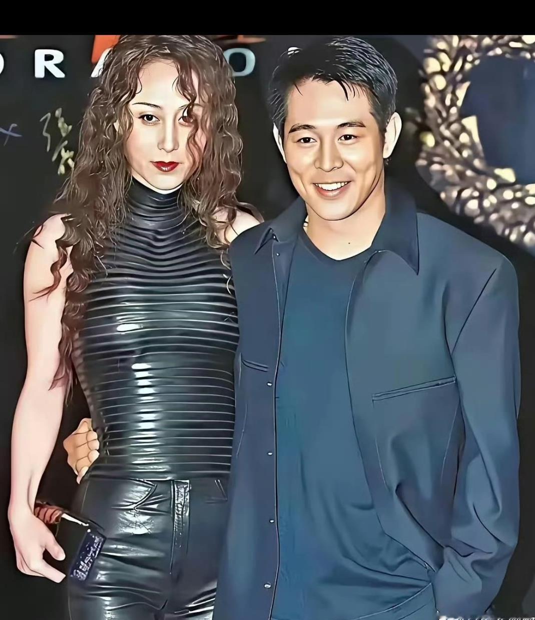 1989年的片场灯很烫，李连杰看着利智走过来，忽然就忘了台词。那时候他身后站着黄秋燕——陪他从北京胡