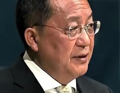 朝鲜的代表李容浩在联合国大会上站起来说话，第一句话就问日本这个二战战败国凭什么想