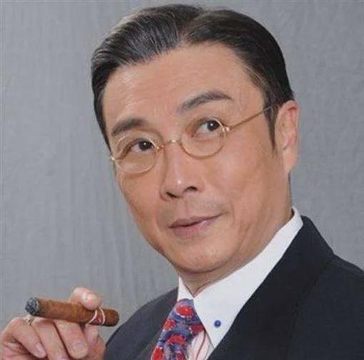 一次，43岁的<em>刘松仁</em>在飞机上，看上了小他20岁的泰国空姐，于是，就开始砸钱追求她
