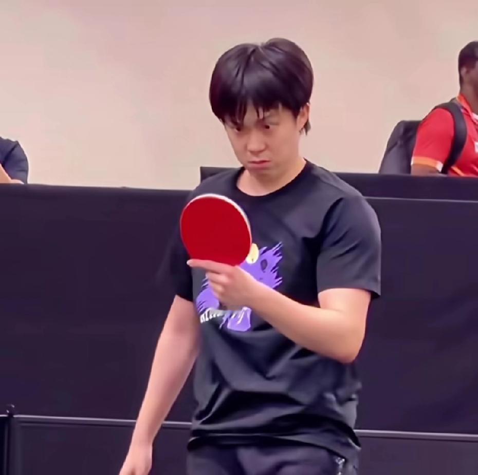 楚钦真是太搞笑了，东北人特有的幽默、风趣！太鲜活了，所以他一直招人喜欢！一点