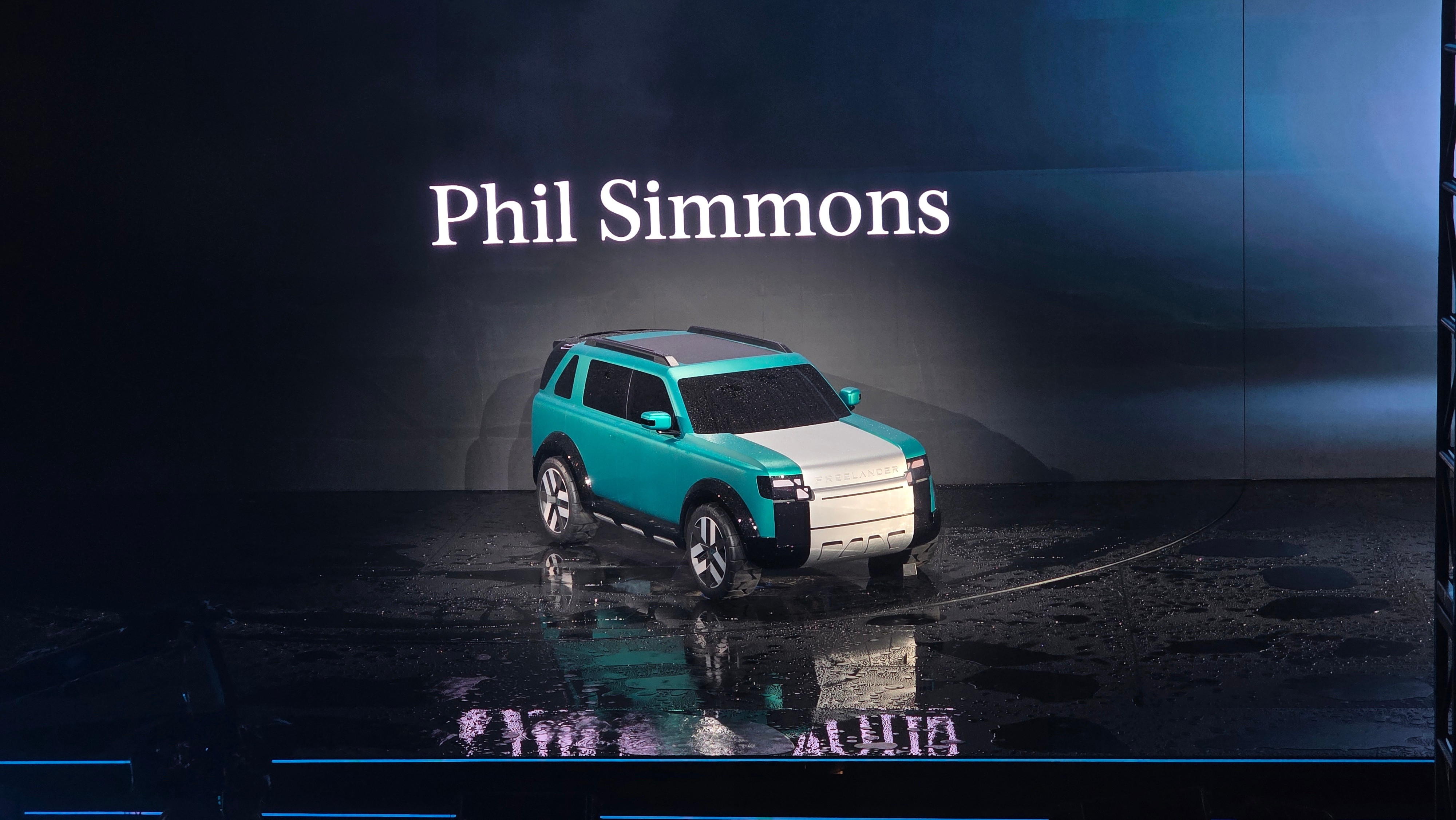 FREELANDER神行者概念车，实车照片来了。当然是有点科幻的，引擎盖像个U型