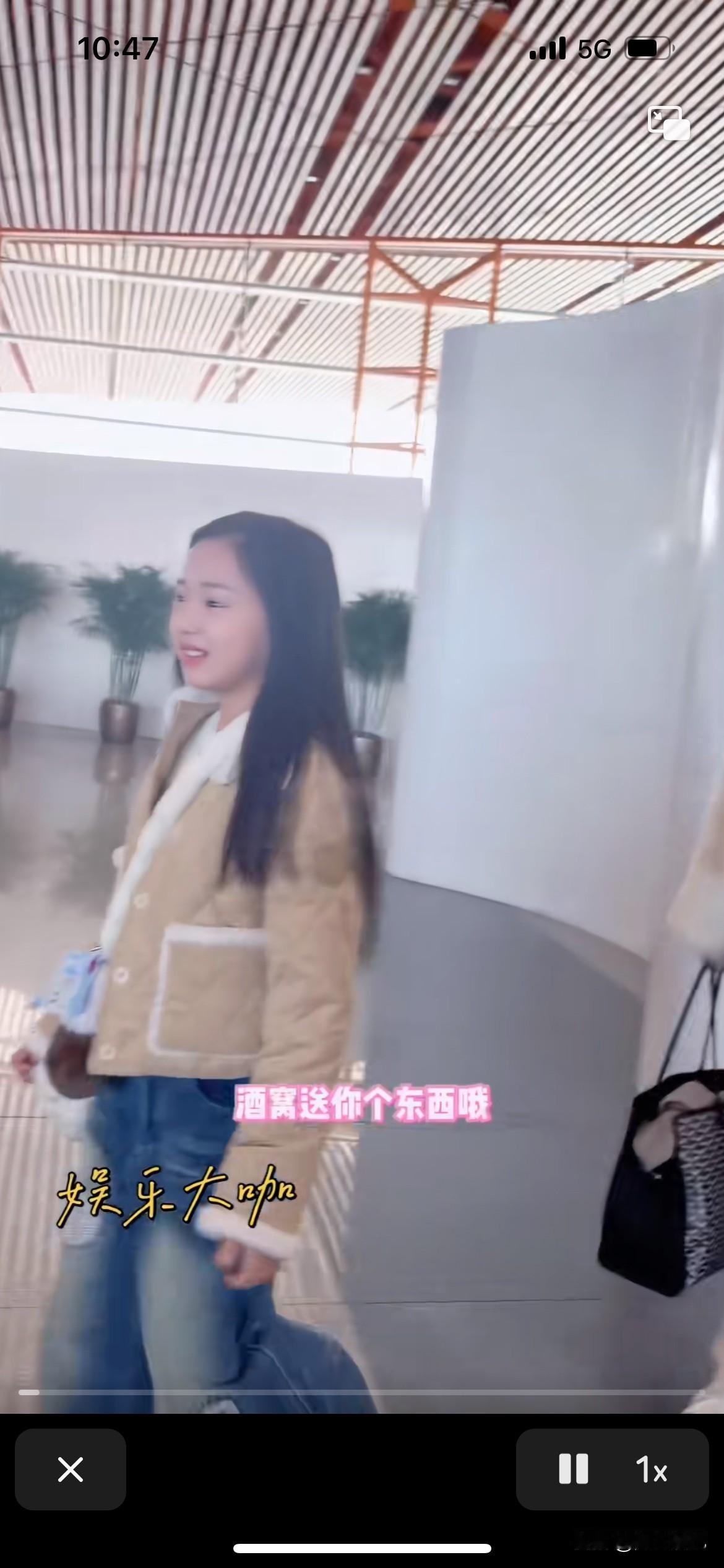 董璇老师，你真的没有必要把这么小的孩子打扮那么成熟，请不要给可爱的小酒窝，做美甲