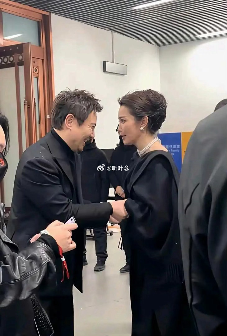 在绝对的资本面前再红的顶流也要放低姿态