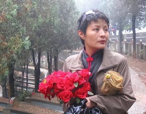 1984年，老山女兵谢楠因私自开枪为牺牲的战友送行，遭到开除，20年后，谢楠归来