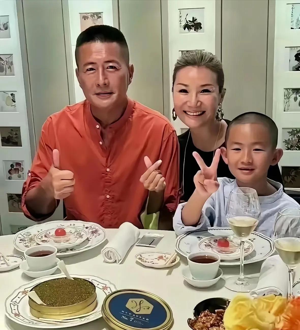演员高曙光这一家三口，简直是幸福的典范。4月21日儿子10岁生日，妻子王玲在社交