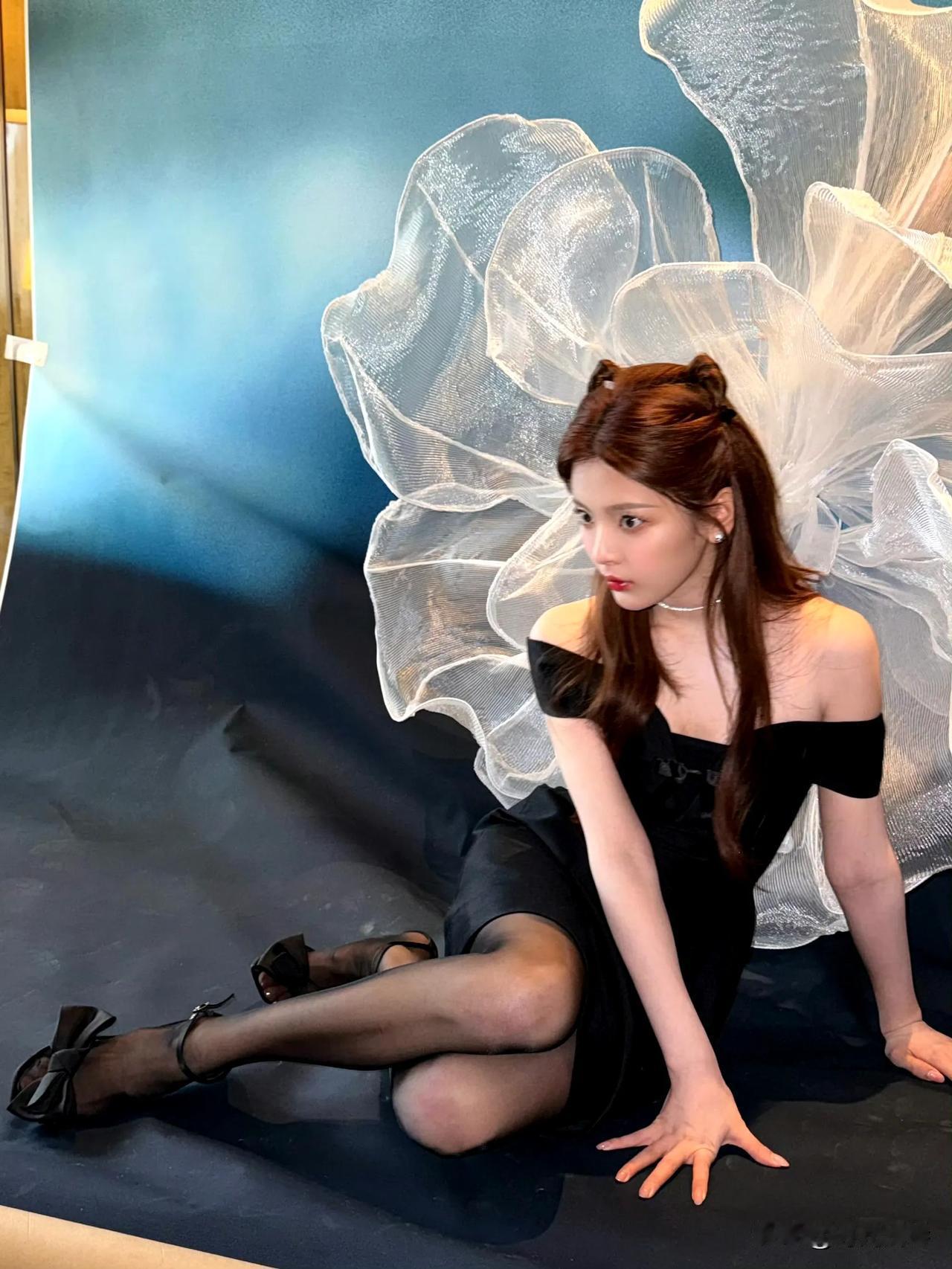 杨超越，美的犹如盛开的黑玫瑰。杨超越黑丝