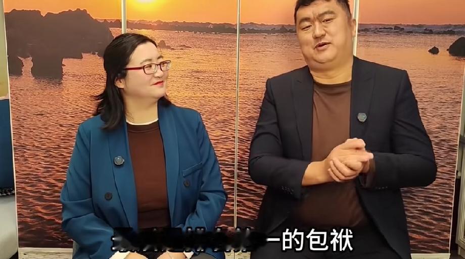 公式相声李宏烨又砸挂郭德纲了！他和妻子郑钰在视频上解析自己的相声，特意推出了“