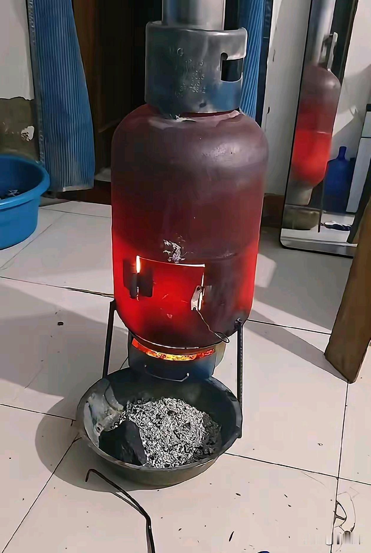 刷到一位网友，用废弃的煤气罐制作的一个取暖设备，简直是震惊我了，煤气罐被烧的通红