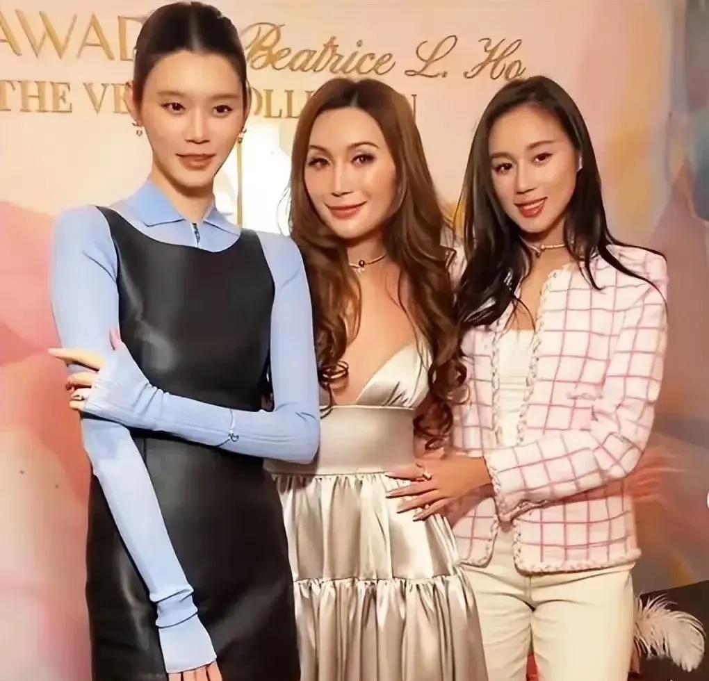 奚梦瑶最近晒了和何锶珩的庆生合照，俩人凑一块儿笑哈哈的，看着关系是真不赖！说起来
