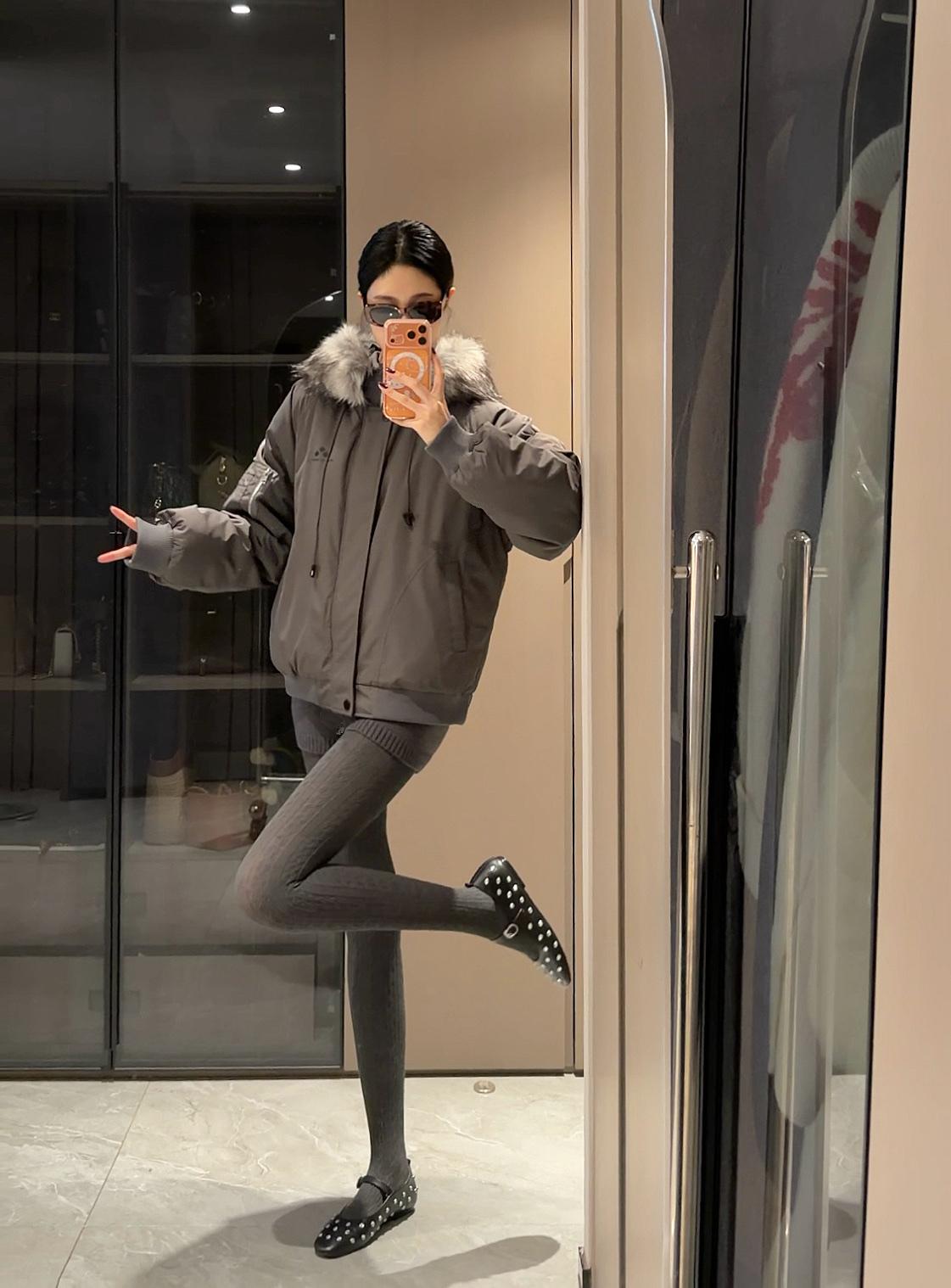 高级灰色穿搭灰色羽绒服搭配