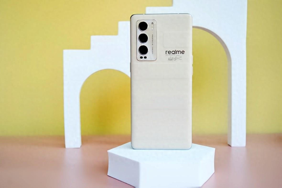 哈哈，「realme真我GT8」真是个“多面手”！性能、影像、潜望式，还有续航，