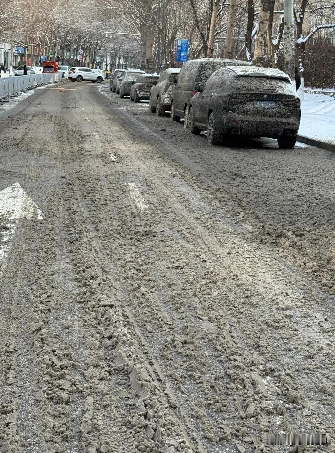 这种是太坏了，车停在马路边，无缘无故就脏了，是不是和洗车店合作的？