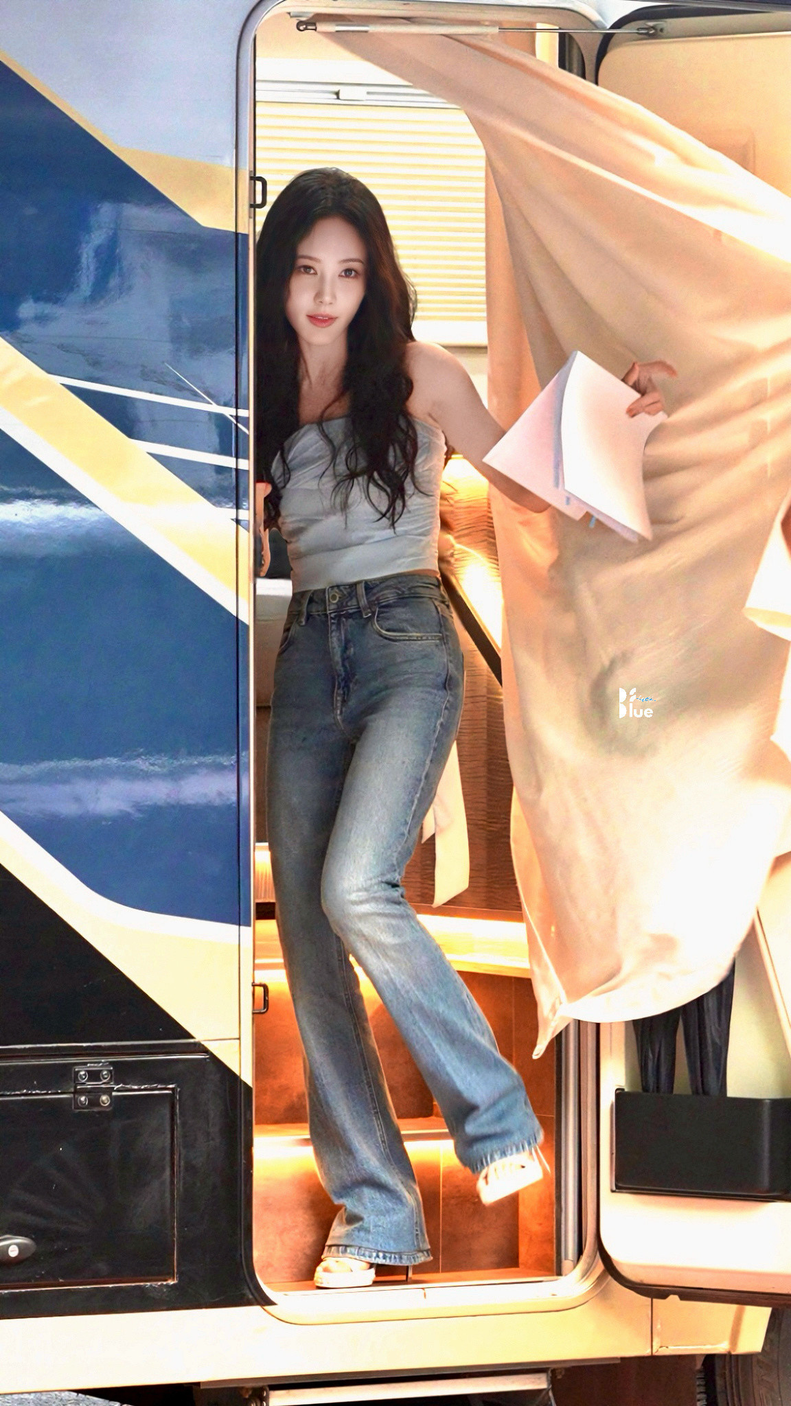 坐上李一桐的副驾李一桐最新美人余上班路透余梦身材比例太完美了