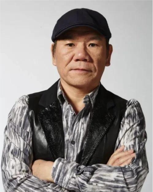 1987年，滚石唱片老板签下赵传，谁料第二天他见到赵传本人后，就嫌弃他长得太丑，