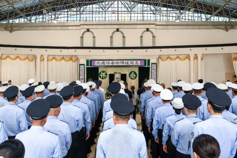 【#追忆肇庆交警伦伟健#：被冲卡货车碾压，救治13个月后牺牲】7月28日，南都N