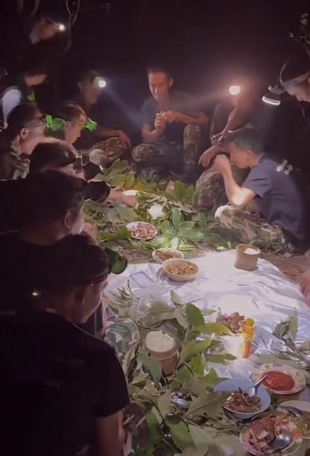 泰国军队的晚餐很丰盛！刚开战的时候，泰国军队的伙食吃得更好，因为当时还没有完