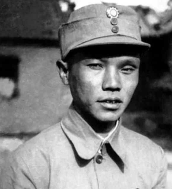 1937年河西走廊，西路军教导团政委朱良才蜷缩在干沟里，左臂枪伤渗着血水，三天未