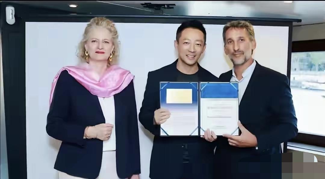 马筱梅在直播间里夸老公，是因为汪憨憨在法国学习完拿上了证书！两口子在法国美美的