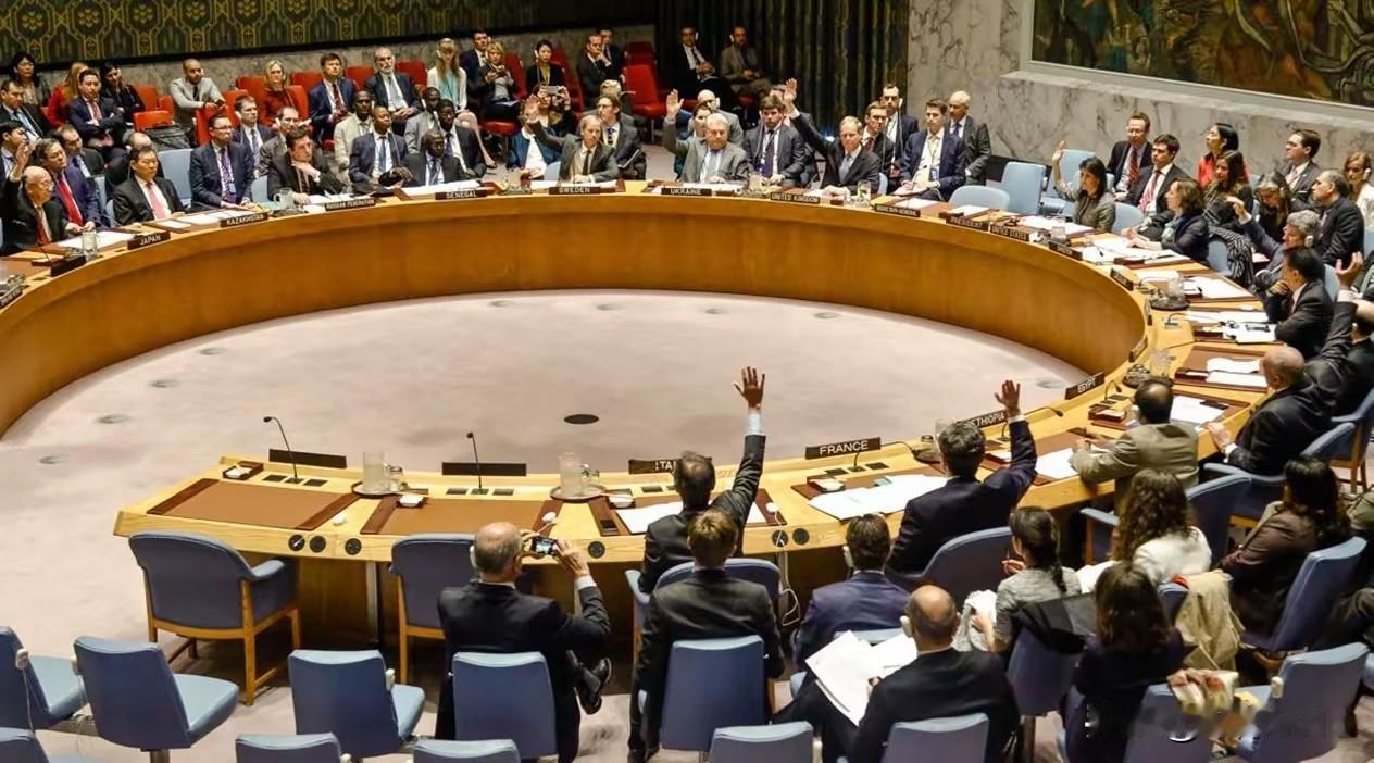 2. 安理会通过加沙停火与重建决议中俄弃权：安理会通过加沙停火与重建决议，15